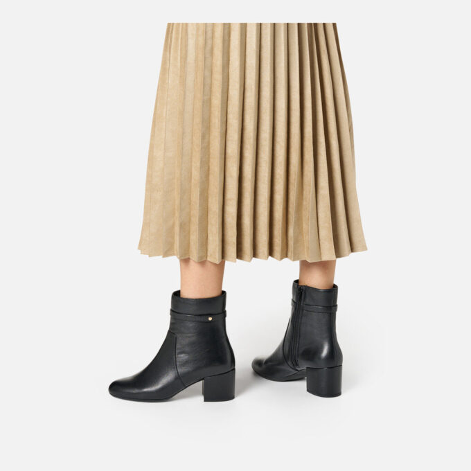 Eleana Woman Eleana Woman